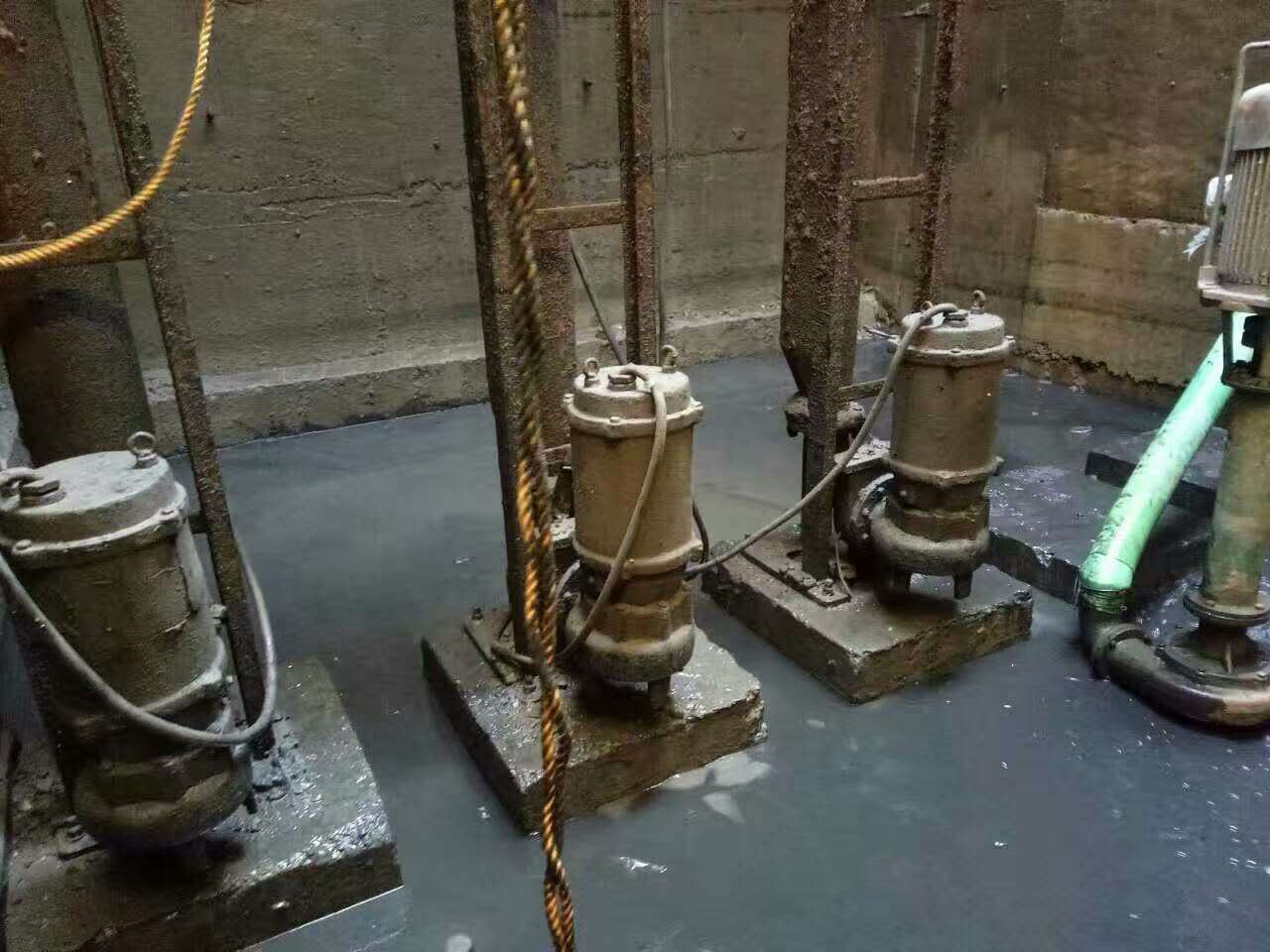 金平污水池清理