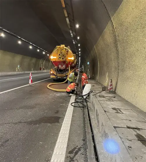 金平隧道排水渠清淤